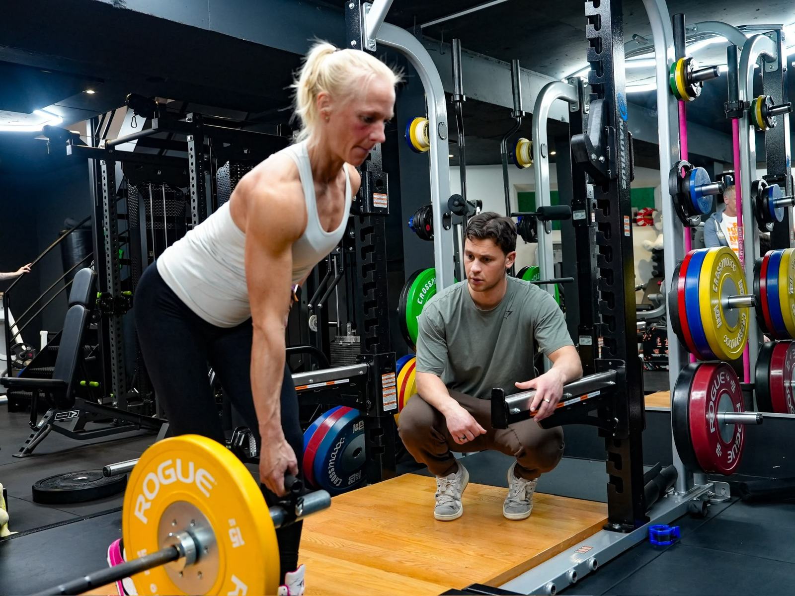 Sem van Doorn begeleidt een cliënt bij een deadlift