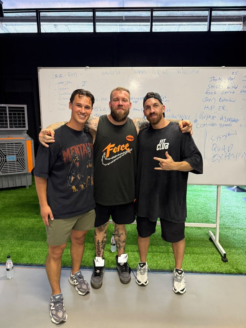 Sem met twee coaches bij een whiteboard